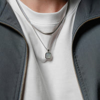 Halsketten Set aus 925 Sterling Silber mit leuchtend blauem Aqua Stein Anhaenger und geschmeidiger Snake Kette getragen am Hals fuer einen frischen modernen Look mit maritimer Note klarer Linienfuehrung und maskuliner Eleganz im Alltag Sprezzi Fashion