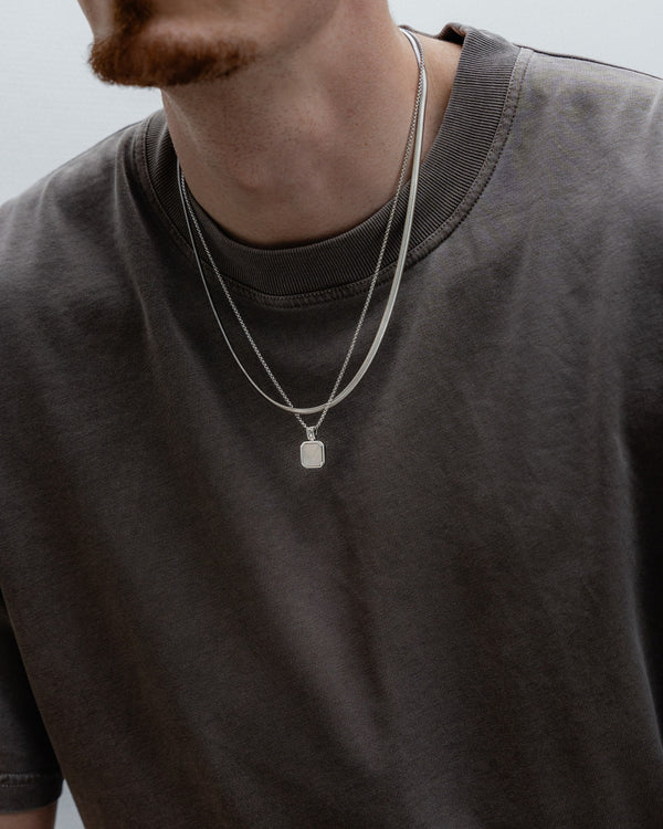 Halsketten Set aus 925 Sterling Silber mit natuerlichem Pearl Stein Anhaenger und geschmeidiger Snake Kette getragen am Hals fuer einen modernen Look mit fließender Eleganz klarer Linien und maskuliner Ruhe im Alltag Sprezzi Fashion