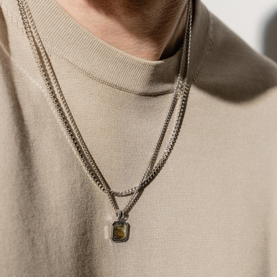 Ketten Layering für Herren mit mehreren silbernen Halsketten in verschiedenen Längen und rechteckigem Larvikit Anhänger Sprezzi Fashion