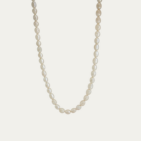Elegante collar de perlas de agua dulce naturales que combina superficies suaves con una forma moderna y depurada, y aporta un toque refinado a un estilo de joyería masculina contemporáneo Sprezzi Fashion