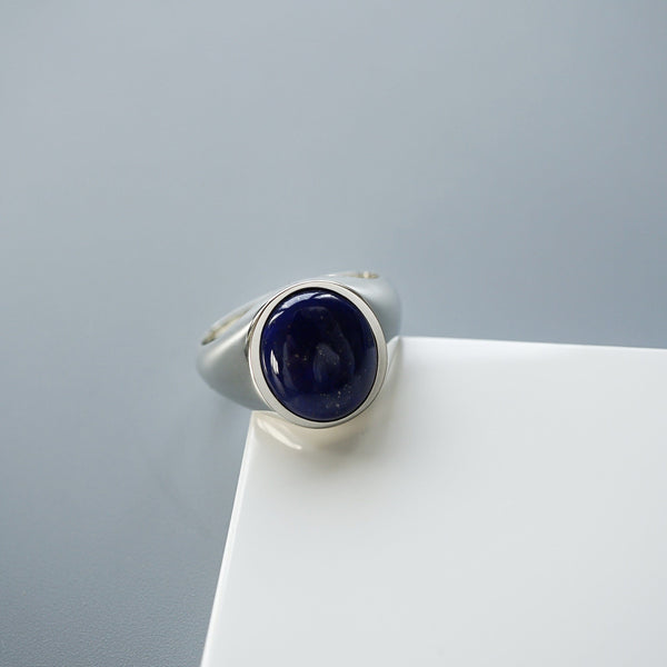 Ovaler Herrenring mit tiefblauem Lapislazuli Stein und massiver 925 Silberfassung, zeitloses Design Sprezzi Fashion