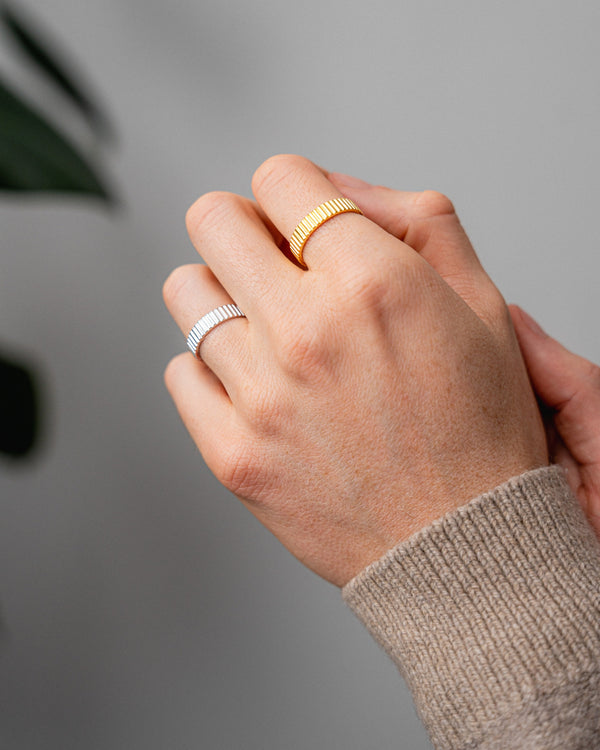 Ensemble de bagues en argent sterling 925 composé d'une bague en argent et d'une bague en or vermeil au design Linear fin, porté à la main pour un look moderne et minimaliste avec des lignes claires, une structure discrète et une élégance masculine intemporelle au quotidien Sprezzi Fashion