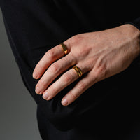Ring Set aus 925 Sterling Silber mit Gold Vermeil bestehend aus poliertem Siegelring Minimal und modernem Siegelring Split getragen an der Hand fuer einen souveraenen maskulinen Look mit klarer Formensprache architektonischer Struktur und zeitloser Eleganz im Alltag Sprezzi Fashion