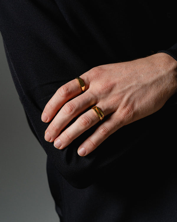 Ensemble de bagues en argent sterling 925 avec plaqué or composé d'une bague de sceau Minimal polie et d'une bague de sceau Split moderne, porté à la main pour un look masculin souverain avec un langage clair des formes, une structure architecturale et une élégance intemporelle au quotidien Sprezzi Fashion