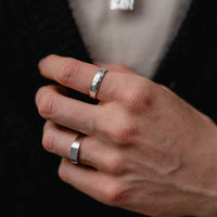 Ensemble de bagues en argent sterling 925 avec une bague Raw Thin minimaliste et une bague à anneau martelé portée à la main pour un look masculin expressif avec une surface texturée, un langage clair des formes et une élégance moderne au quotidien Sprezzi Fashion