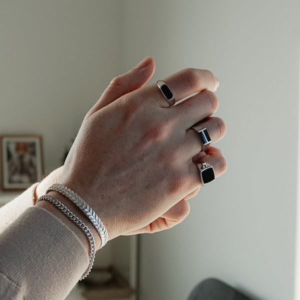 Herren Ring Set mit schwarzen Onyx Siegelringen aus Silber handgefertigt robust stilvoll minimalistisch für Alltag und besondere Anlässe Sprezzi Fashion