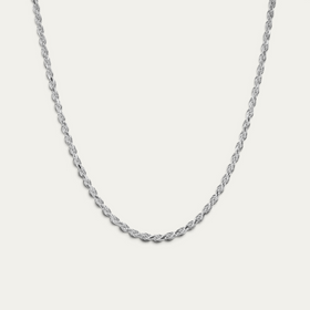 Gedrehte Rope Glieder aus massivem 925 Sterling Silber erzeugen eine markante dreidimensionale Struktur mit reflektierendem Glanz und verleihen der Herren Halskette einen modernen kraftvollen und maskulinen Charakter Sprezzi Fashion