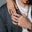 Herren Schmuck Layering mit mehreren silberfarbenen Ketten rechteckigem Anhänger und verschiedenen Ringen zu modernem Outfit Sprezzi Fashion