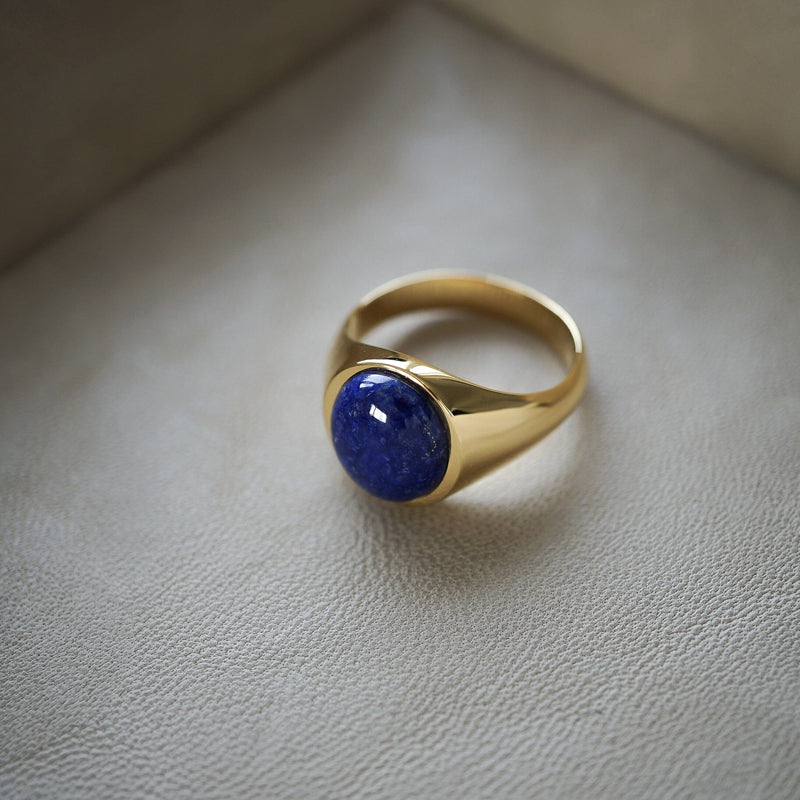 Moderner Herrenring mit tiefblauem Lapislazuli Stein, 18k vergoldetes Sterling Silber Sprezzi Fashion