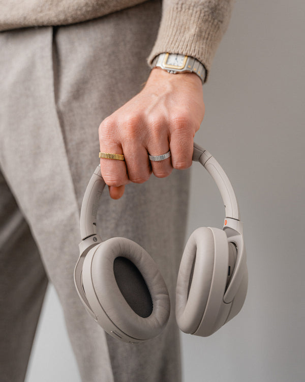 Ensemble de bijoux pour homme discrètement porté en argent sterling 925 avec des bagues Linear fines en argent et vermeil or, offrant un style épuré, un langage formel clair et une élégance masculine pour les hommes soucieux de leur style et sensibles au design moderne Sprezzi Fashion