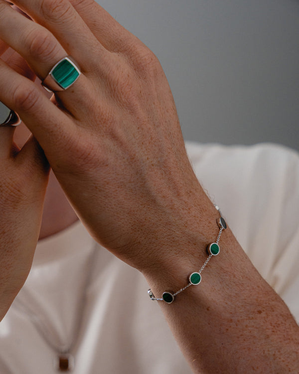 Schmuck Set aus 925 Sterling Silber mit eckigem Malachit Siegelring und Armband mit eingefassten grünen Malachit Steinen getragen an Hand und Handgelenk fuer einen ausdrucksstarken maskulinen Look mit natuerlicher Tiefe klarer Formensprache und zeitloser Eleganz im Alltag Sprezzi Fashion
