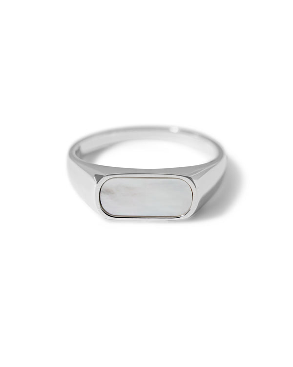 Schmaler Herren Siegelring aus 925 Sterling Silber mit hell schimmerndem Perlmutt Stein in eckiger Form zeigt elegantes minimalistisches Design und moderne maskuline Ausstrahlung hochwertiger Herrenschmuck Sprezzi Fashion