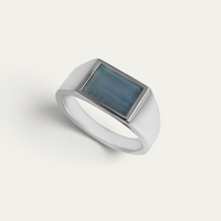 Herren Siegelring aus 925 Sterling Silber mit blauem Achat Stein und klarer Fassung verbindet natürliche blaue Farbwirkung mit präziser Formgebung für einen markanten eleganten und modernen Look Sprezzi Fashion