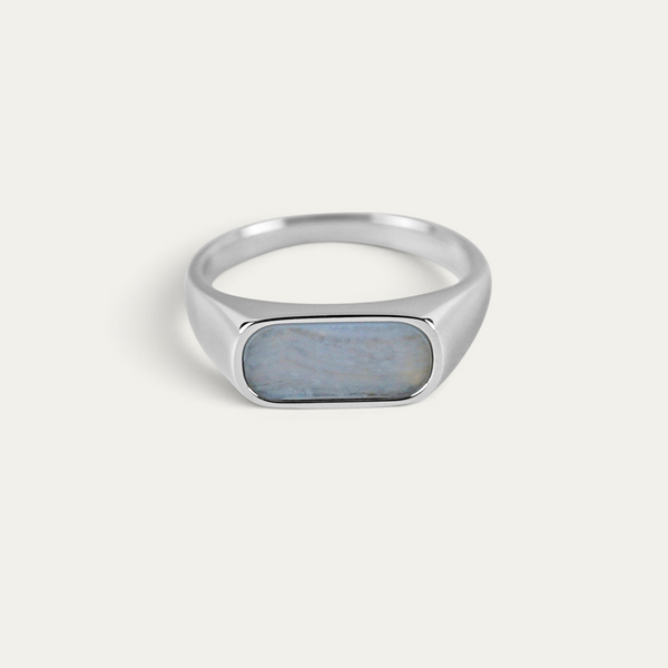 Herren Siegelring aus 925 Sterling Silber mit blauem Chalcedon Stein und klarer Fassung verbindet sanfte blaue Farbwirkung mit reduzierter Formgebung für einen eleganten modernen und maskulinen Look Sprezzi Fashion