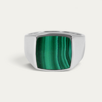 Herren Siegelring aus 925 Sterling Silber mit grünem Malachit Stein und natürlicher Maserung verbindet organische Farbstrukturen mit klarer Formgebung für eine markante moderne und maskuline Ausstrahlung Sprezzi Fashion