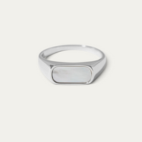 Herren Siegelring aus 925 Sterling Silber mit hellem Perlmutt Stein und klarer Fassung verbindet die natürliche schimmernde Oberfläche des Steins mit einer eleganten modernen Form Sprezzi Fashion