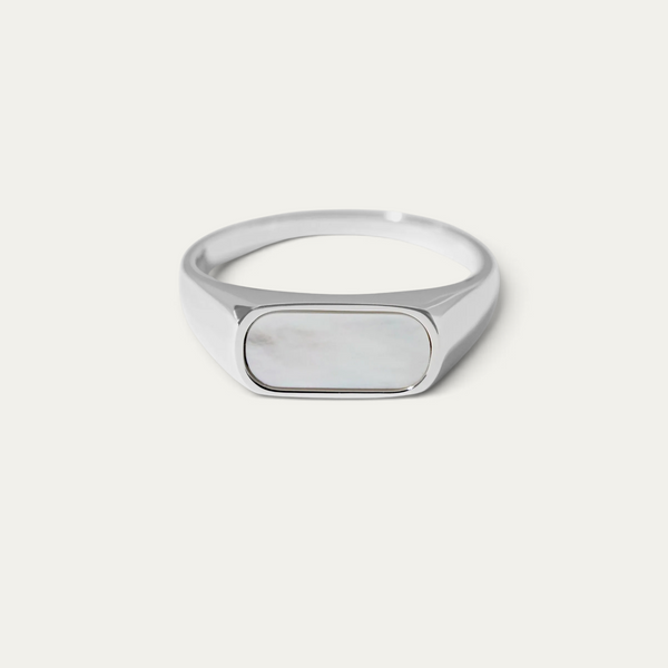 Herren Siegelring aus 925 Sterling Silber mit hellem Perlmutt Stein und klarer Fassung verbindet die natürliche schimmernde Oberfläche des Steins mit einer eleganten modernen Form Sprezzi Fashion