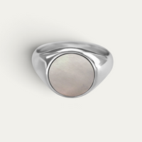 Chevalière pour homme en argent sterling 925 avec perle ronde, alliant un effet lumineux à une forme moderne et élégante Sprezzi Fashion