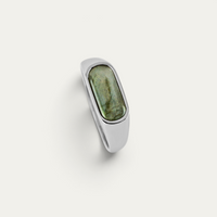 Schmaler Herren Siegelring aus 925 Sterling Silber mit Larvikit Stein und markanter Fassung verbindet natürliche Farbstrukturen mit einer schlanken Form für einen modernen eleganten Look Sprezzi Fashion