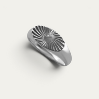 Anillo Signet para hombre de plata de ley 925 con un llamativo diseño Sunray que combina una composición radial con una apariencia elegante, moderna y masculina Sprezzi Fashion