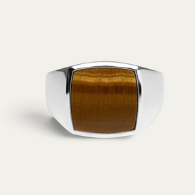 Anillo Signet de hombre de plata de ley 925 con piedra de ojo de tigre y veteado natural, combina matices cálidos con una estructura orgánica para un look moderno, masculino y lleno de carácter Sprezzi Fashion