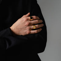 Siegelring Set aus 925 Sterling Silber mit 18k Vergoldung bestehend aus schwarzem Onyx Siegelring und modernem Edgy Siegelring getragen an der Hand fuer einen souveraenen maskulinen Look mit klarer Formensprache kraftvollem Kontrast und zeitloser Eleganz im Alltag Sprezzi Fashion