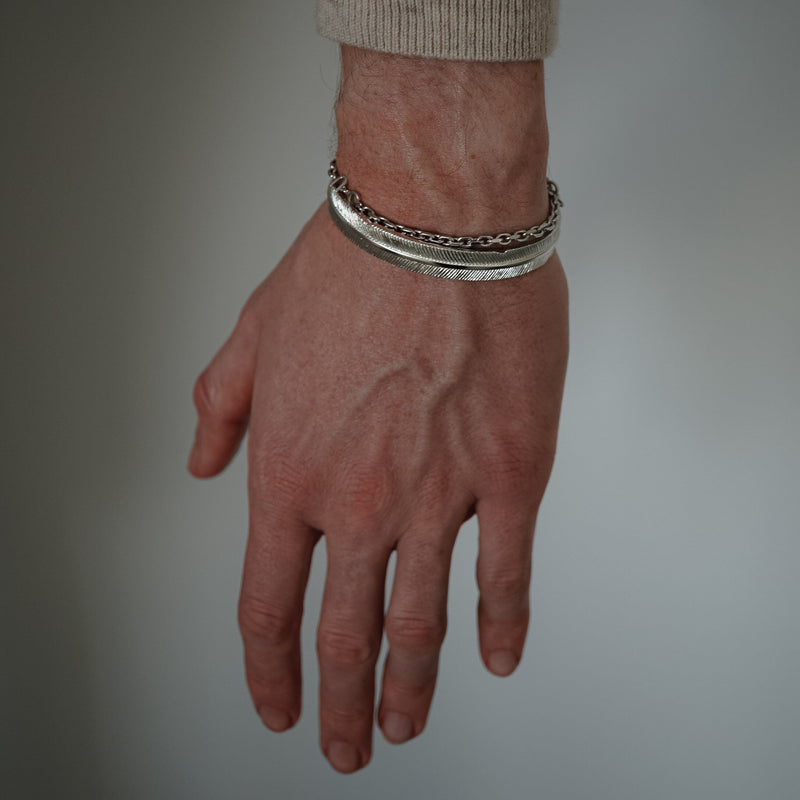 Set aus Silber Feder Armreif und Toggle Armband für Männer handgefertigt robust elegant minimalistisch vielseitig kombinierbar für moderne Looks Sprezzi Fashion