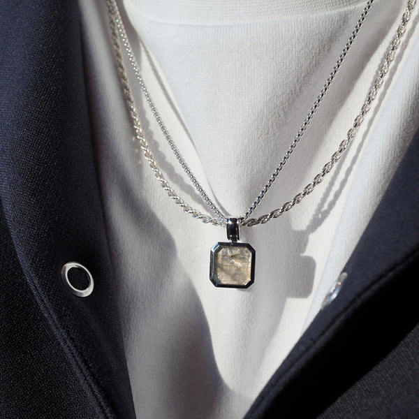 Elegantes Herren Silber Halsketten Set mit zwei Ketten eine Kette mit quadratischem Larvikite Anhänger getragen über weißem Hemd und dunklem Sakko handgefertigt Sprezzi Fashion