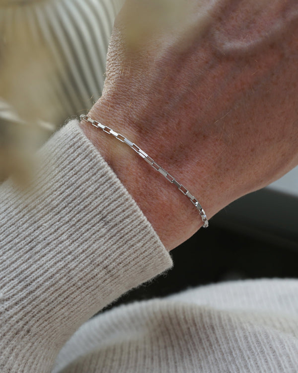 Minimalistisches Silberarmband Herren aus 925 Sterling Silber im Small Paperclip Stil, am Handgelenk getragen, wodurch die schlichte Form und moderne Eleganz betont werden Sprezzi Fashion