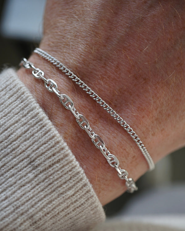 Schmales Armband aus 925 Sterling Silber im Small Curb und Cable Link Stil für Herren, kombiniert am Handgelenk getragen, wodurch ein moderner und eleganter Stil entsteht Sprezzi Fashion