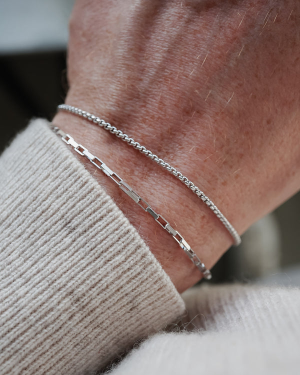 Schmales Armband aus 925 Sterling Silber im Box Thin und Small Paperclip Stil für Herren, kombiniert getragen, wodurch ein moderner und eleganter Stil entsteht Sprezzi Fashion