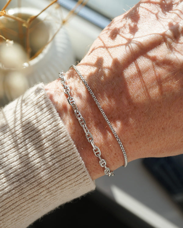 Schmales Armband aus 925 Sterling Silber im Cable Link und Box Thin Stil für Herren, kombiniert getragen, wodurch ein moderner und eleganter Stil entsteht Sprezzi Fashion