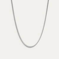Glatte Snake Halskette aus 925 Sterling Silber zeigt eine fließende Oberfläche mit gleichmäßigem kühlem Glanz und verbindet die geschmeidige Form mit einer reduzierten modernen Ästhetik für Herren Sprezzi Fashion