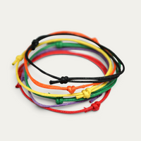 Buntes Stoffarmband mit markanter Textilstruktur und lebendiger Farbwirkung verbindet ein modernes Design mit einem lässigen Herren Accessoire für einen individuellen zeitgemäßen Stil Sprezzi Fashion