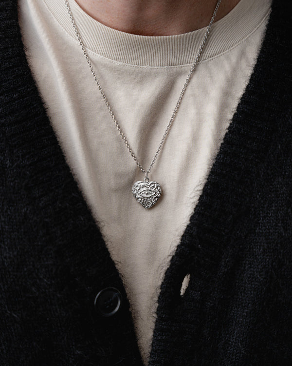 Moderner Herrenlook mit minimalistischer Silber Halskette und Auge Symbol unterstreicht selbstbewussten Stil Sprezzi Fashion