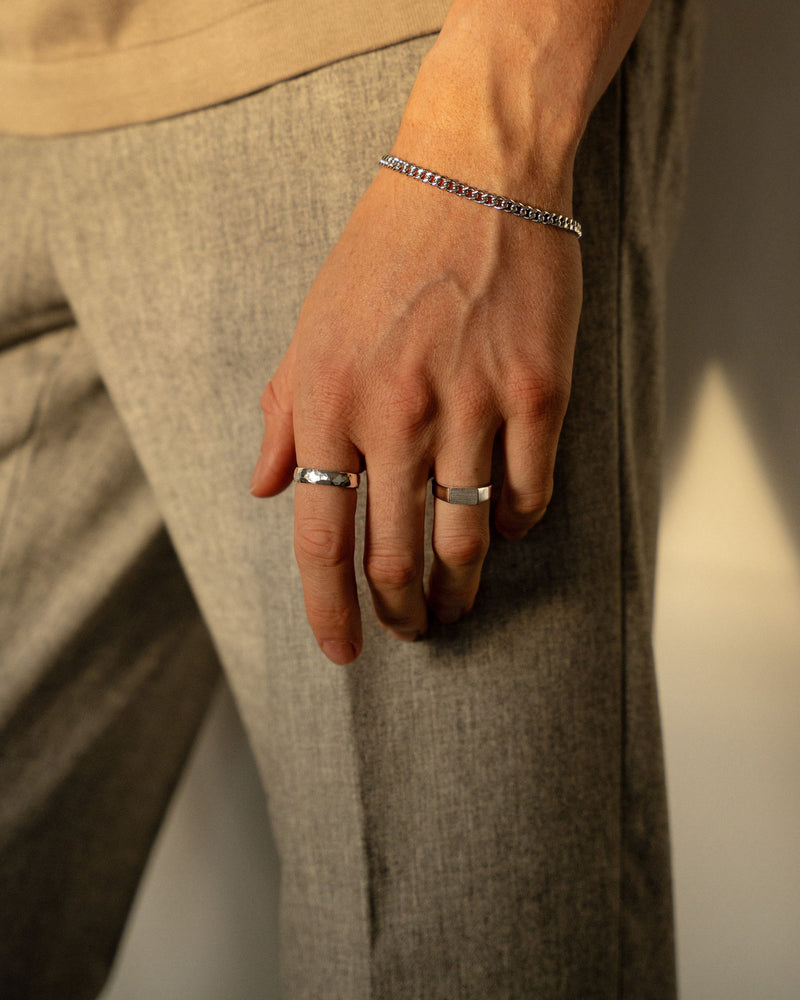 Moderner Herrenlook mit Curb Armband und zwei handgefertigten Ringen Raw Thin und Hammered das Zusammenspiel aus Glanz und Struktur wirkt ruhig Sprezzi Fashion