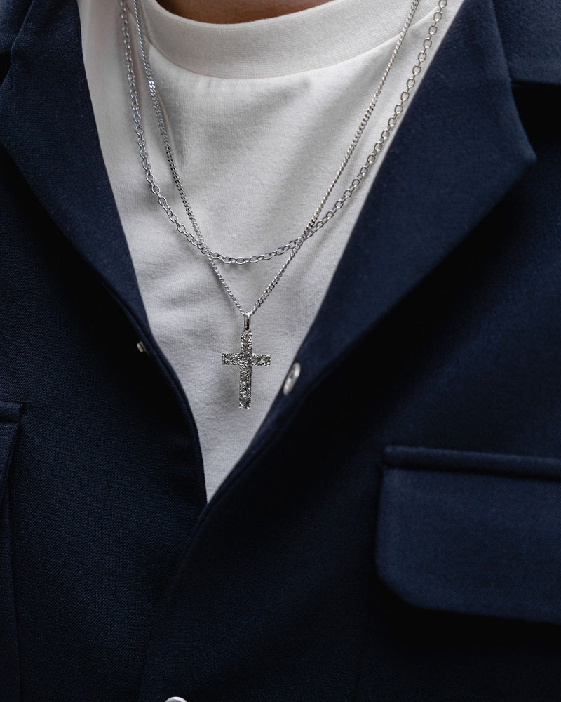 Moderner Herrenlook mit Peace Dove Anhaenger und massiver Rolo Chain beide Halsketten aus 925 Silber erzeugen harmonische Balance aus Eleganz und Staerke Sprezzi Fashion