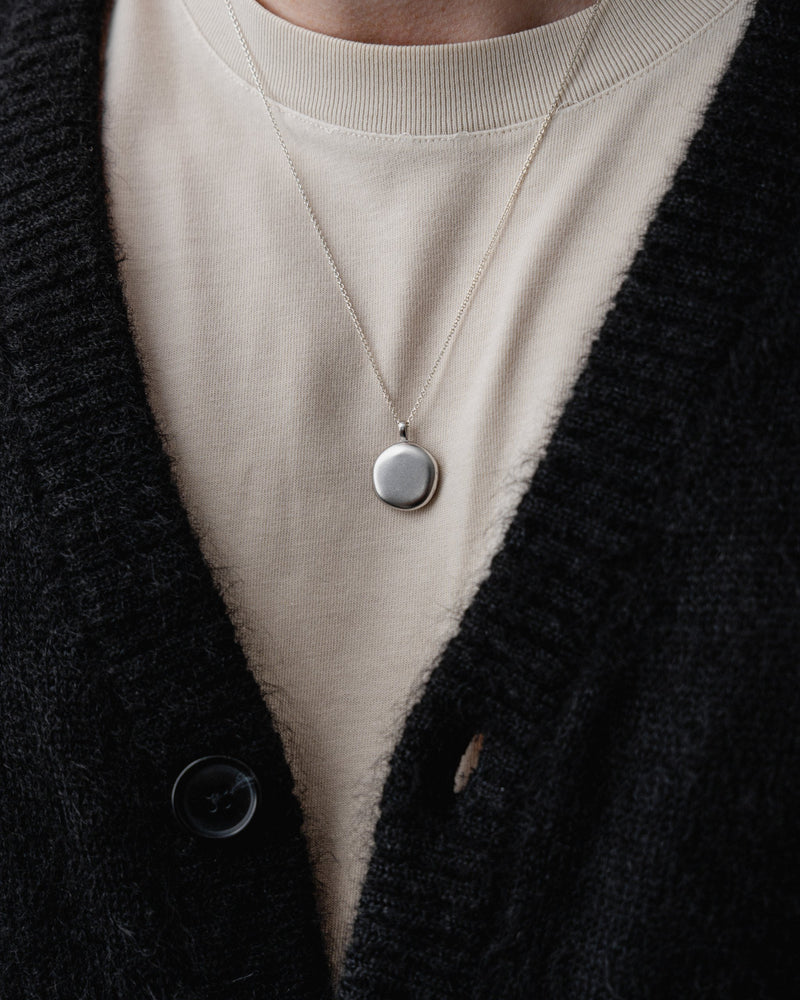 Moderner Herren Look mit Silber Medaillon Kette verbindet Maskulinitaet und Raffinesse elegant und ruhig Sprezzi Fashion