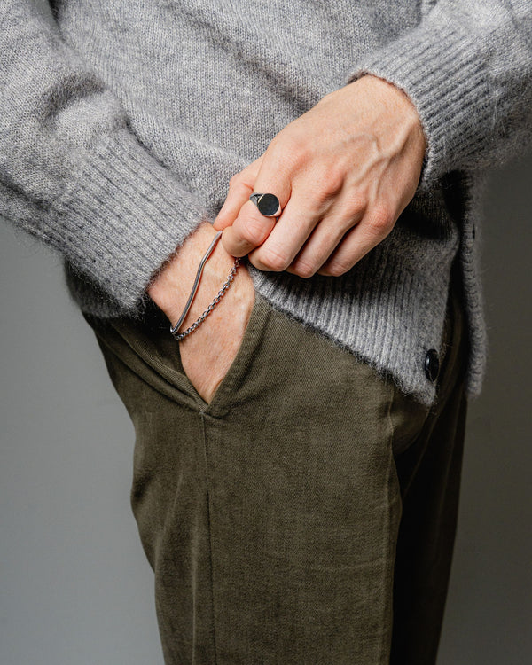 Moderner Herrenlook mit Toggle und Snake Armbändern und einem Clean Ring aus 925 Silber die Kombination betont Understatement und maskuline Klasse Sprezzi Fashion