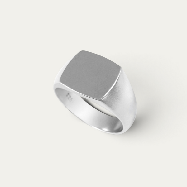 Herrenring aus 925 Sterling Silber mit matter Oberfläche verbindet dezente Metallreflexionen mit klarer Formgebung für eine reduzierte moderne und elegante Ausstrahlung Sprezzi Fashion