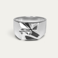 Herrenring aus 925 Sterling Silber mit markantem Notch Design und glatter polierter Oberfläche verbindet klare Konturen mit einer reduzierten modernen Form und eleganter maskuliner Ausstrahlung Sprezzi Fashion