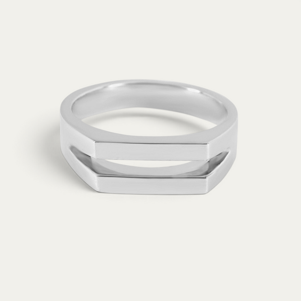 El llamativo diseño Split de plata de ley 925 presenta una forma dividida con contornos definidos, para lograr un efecto moderno, estructurado y masculino Sprezzi Fashion