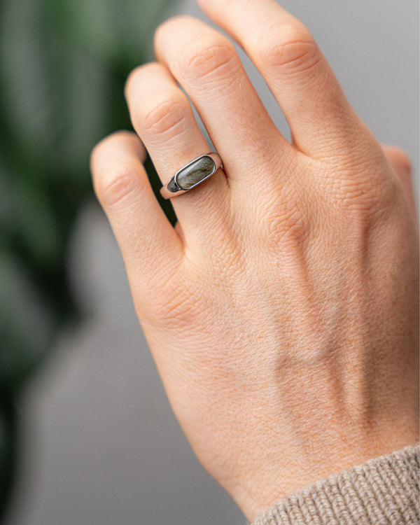 Getragen zeigt der Ring einen eleganten maskulinen Stil und hebt die dezente Steinwirkung im modernen minimalistischen Look hervor Sprezzi Fashion