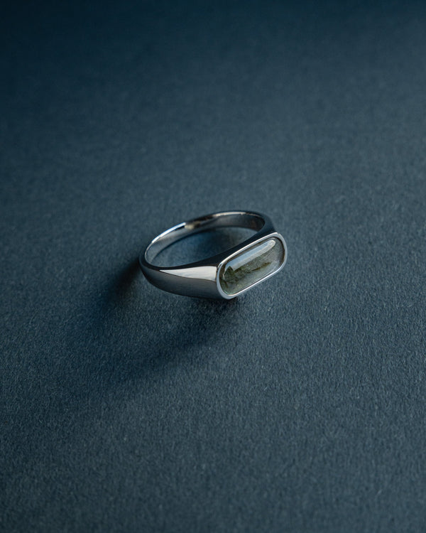 Ein schlanker Herrenring aus massivem 925 Sterling Silber mit natuerschimmerndem Larvikit Stein verbindet ruhige Linien mit feiner Verarbeitung und verleiht einen modernen edlen Look der sowohl minimalistisch als auch praegend wirkt und jede Hand dezent veredelt Sprezzi Fashion