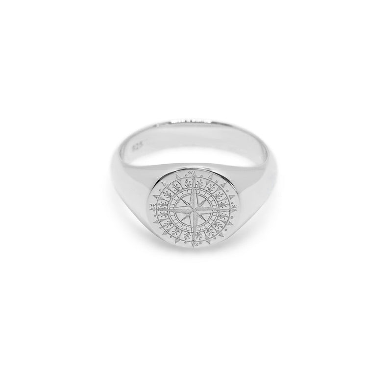 Mit seiner praezisen Kompassgravur und der klaren runden Form setzt dieser 925 Sterling Silber Ring einen modernen maskulinen Akzent die massive Fertigung garantiert langlebige edle Qualitaet und verleiht dem Accessoire einen zeitlosen maritimen Stil Sprezzi Fashion