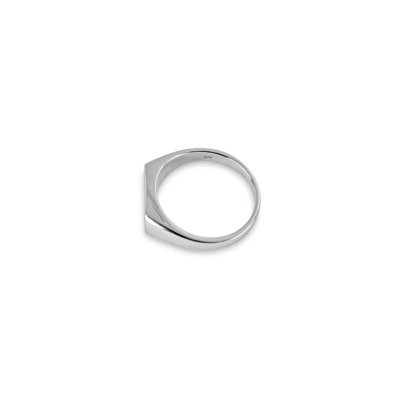 In der Winkelaufnahme reflektiert der Chalcedon sanft und die polierte Silberlinie wirkt elegant und modern Sprezzi Fashion