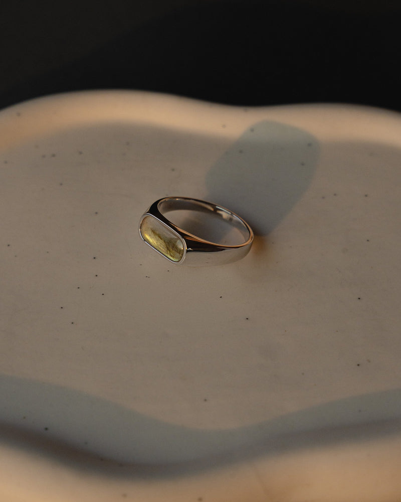 Winkelansicht betont die glatte massive Silberform und den Stein der ruhig reflektiert und modern wirkt Sprezzi Fashion