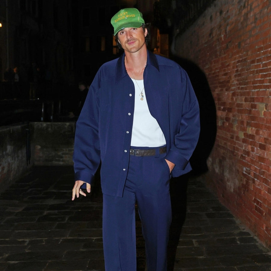 Jacob Elordi mit feiner Halskette und mehreren Anhängern zu einem lässigen blauen Herren Outfit als dezentes Schmuck Layering Sprezzi Fashion