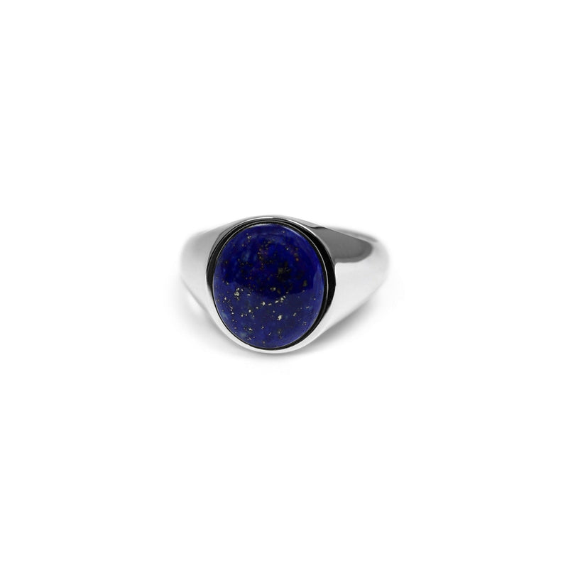 Eleganter ovaler Lapislazuli Siegelring aus massivem 925 Sterling Silber mit tiefblauem Naturstein dessen polierte Oberflaeche sanfte Reflexe erzeugt und ein hochwertiges zeitloses Accessoire entsteht das Maennern maskuline elegante Praesenz und klare stilvolle Wirkung bietet Sprezzi Fashion