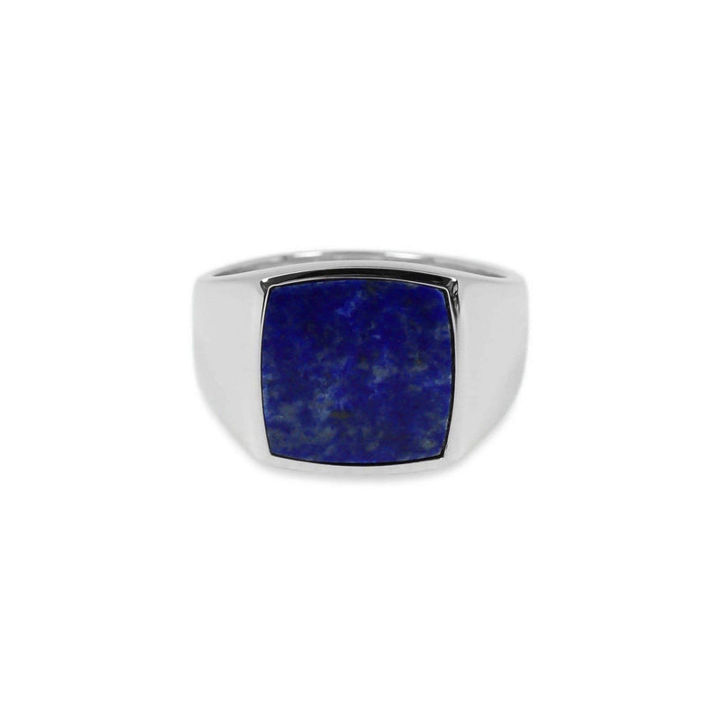 Der Ring vereint massives 925 Silber mit einem markanten blauen Lapislazuli Stein dessen polierte Oberflaeche und klare geometrische Form kraftvolle praezise Eleganz erzeugen und dabei zeitlose maennliche Stilpraesenz unterstreichen Sprezzi Fashion